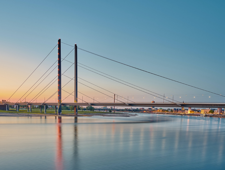 Düsseldorf_most na Rajni_750x568