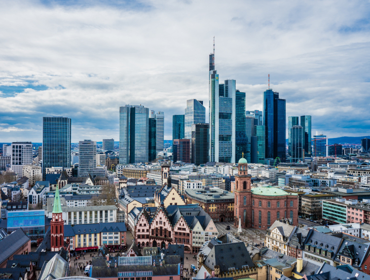 Frankfurt panoramski pogled na nebodere i stari grad_750x568