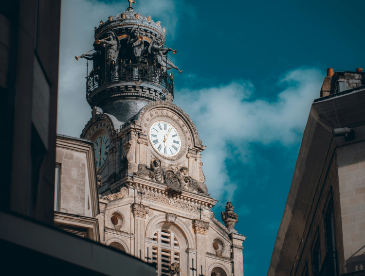 Nantes toranj sa satom na crkvi Église Sainte-Croix _750X568