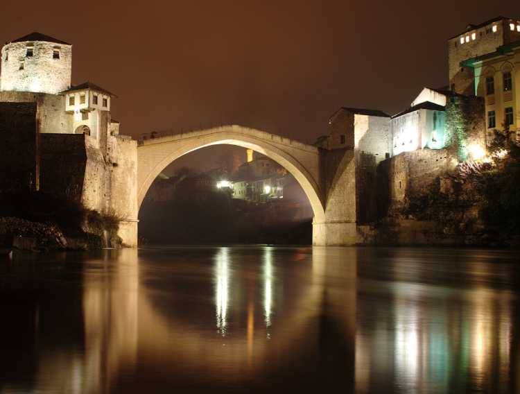 Mostar Stari most noću_750X568