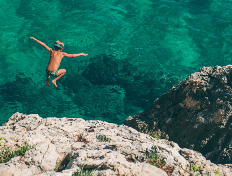 Split_jumping into the sea_750x568