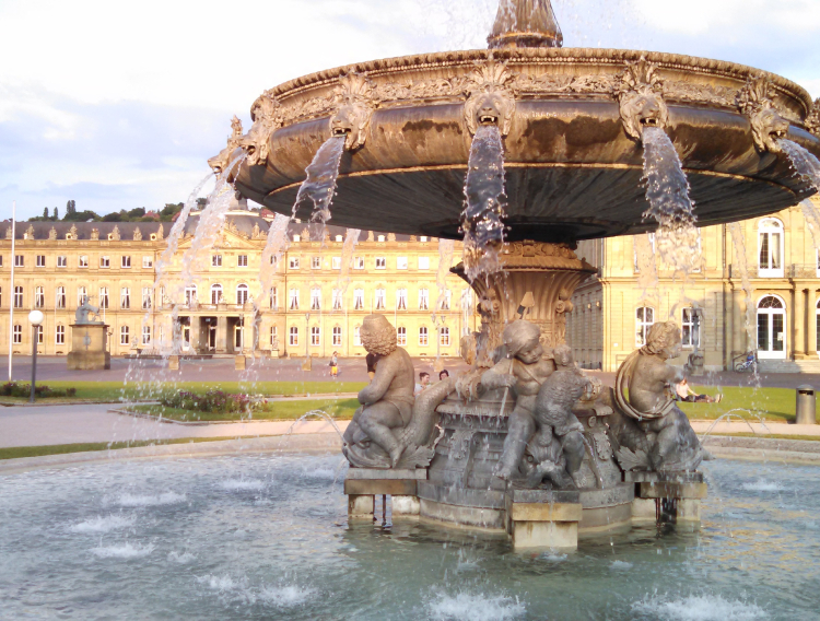 Stuttgart fontana na Schlossplatz_750X568