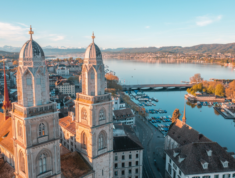 Zürich pogled na crkvu Grossmünster  i jezero Zürich_750x568
